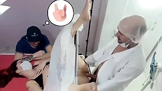 marido leva esposa no ginecologista estranho!