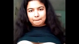 Tengo 18 años y enormes tetas