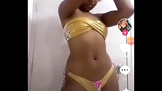 Morenasa rica en bikini